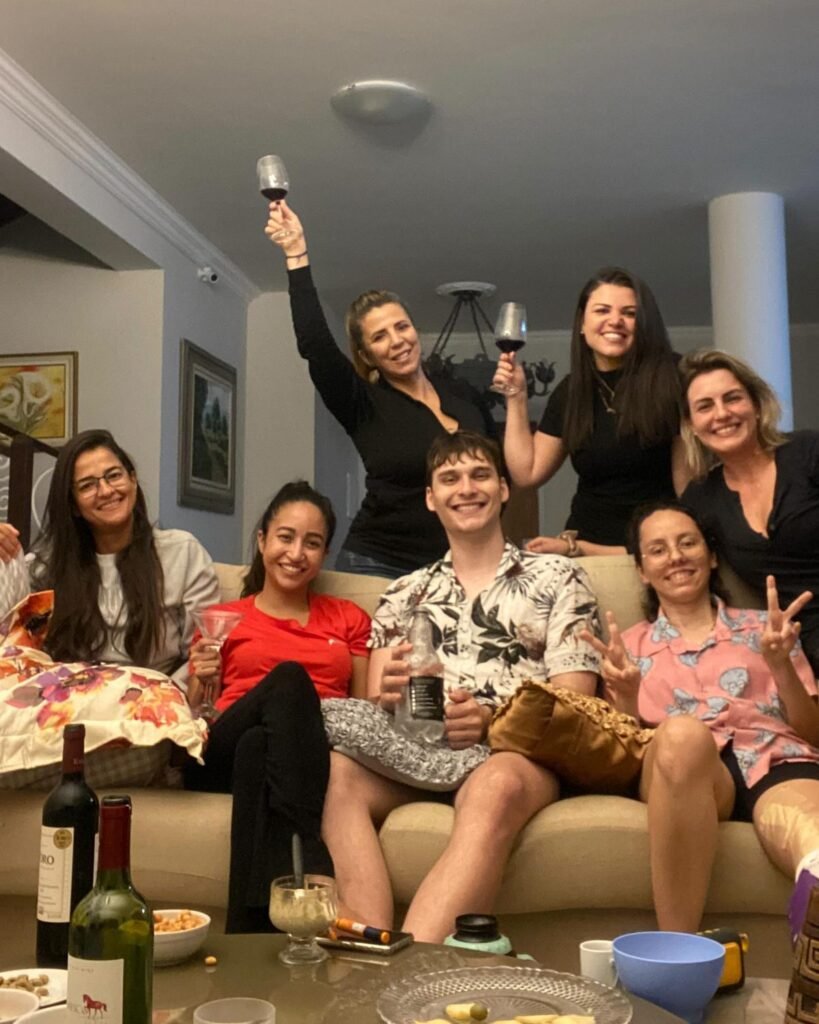 Moradores reunidos na sala