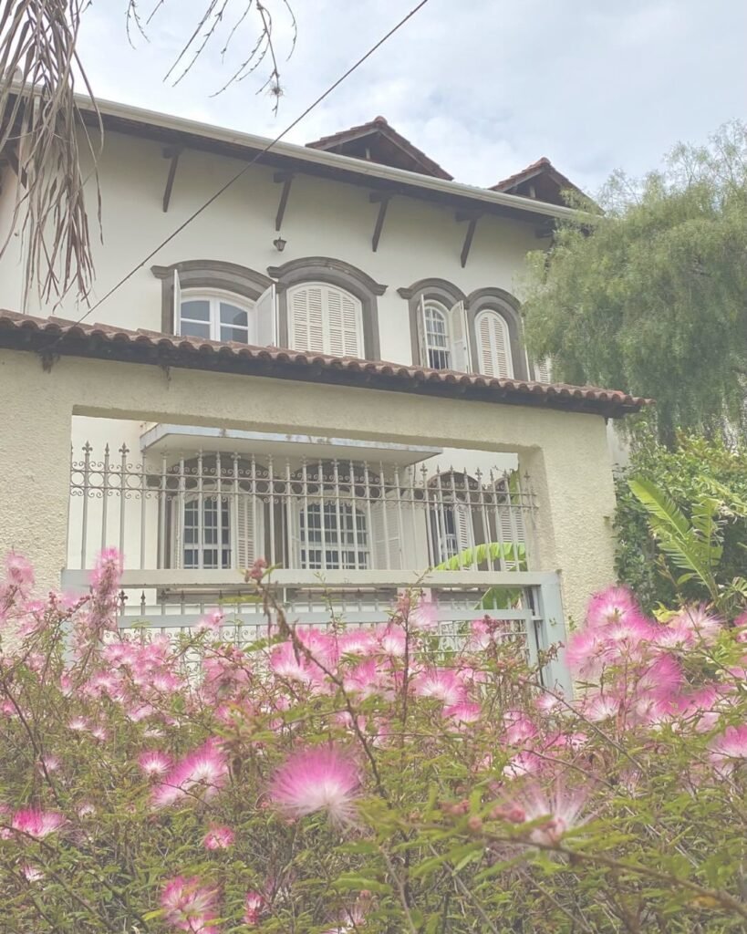 Fachada da casa Mangabeiras com flores